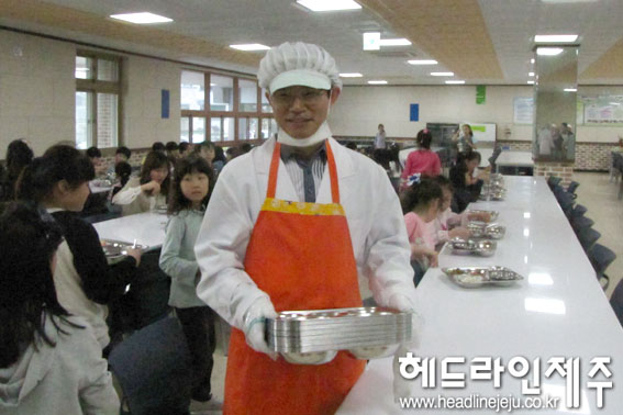이석문 교육의원이 1일 제주시 이도초등학교 일일 급식보조 체험에 나섰다. <헤드라인제주>