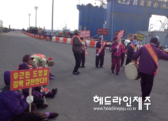 애월항 2단계 개발사업 공사장 입구에서 공사차량 진입을 저지하며 시위를 벌이고 있는 애월 해녀들. <헤드라인제주>