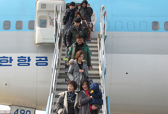 설 연휴을 하루 앞둔 17일 제주공항에 도착한 귀성객들이 비행기에서 발을 내딛고 있다.&lt;헤드라인제주&gt;