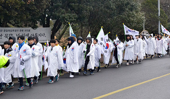함덕초등학교 학생들이 1일 오전 8시 기미년 조천만세운동을 재현하는 '만세대행진'에 참가해 '대한독립 만세' 삼창을 외치고 있다.<헤드라인제주>