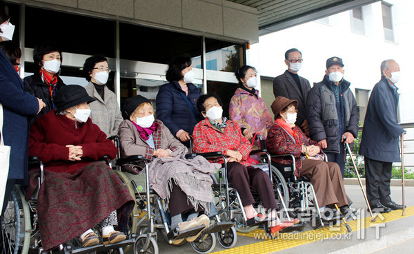 김두황 할아버지와 4.3수형생존인 7명은 재판이 끝난 뒤 제주지법 정문 앞에서 검찰 구형에 대한 소감을 밝히는 기자회견을 하고 있다. ⓒ헤드라인제주