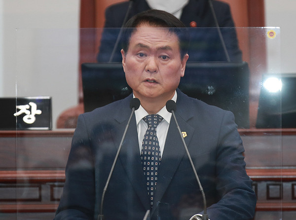 22일 교섭단체 대표연설을 하고 있는 더불어민주당 김희현 의원. ⓒ헤드라인제주